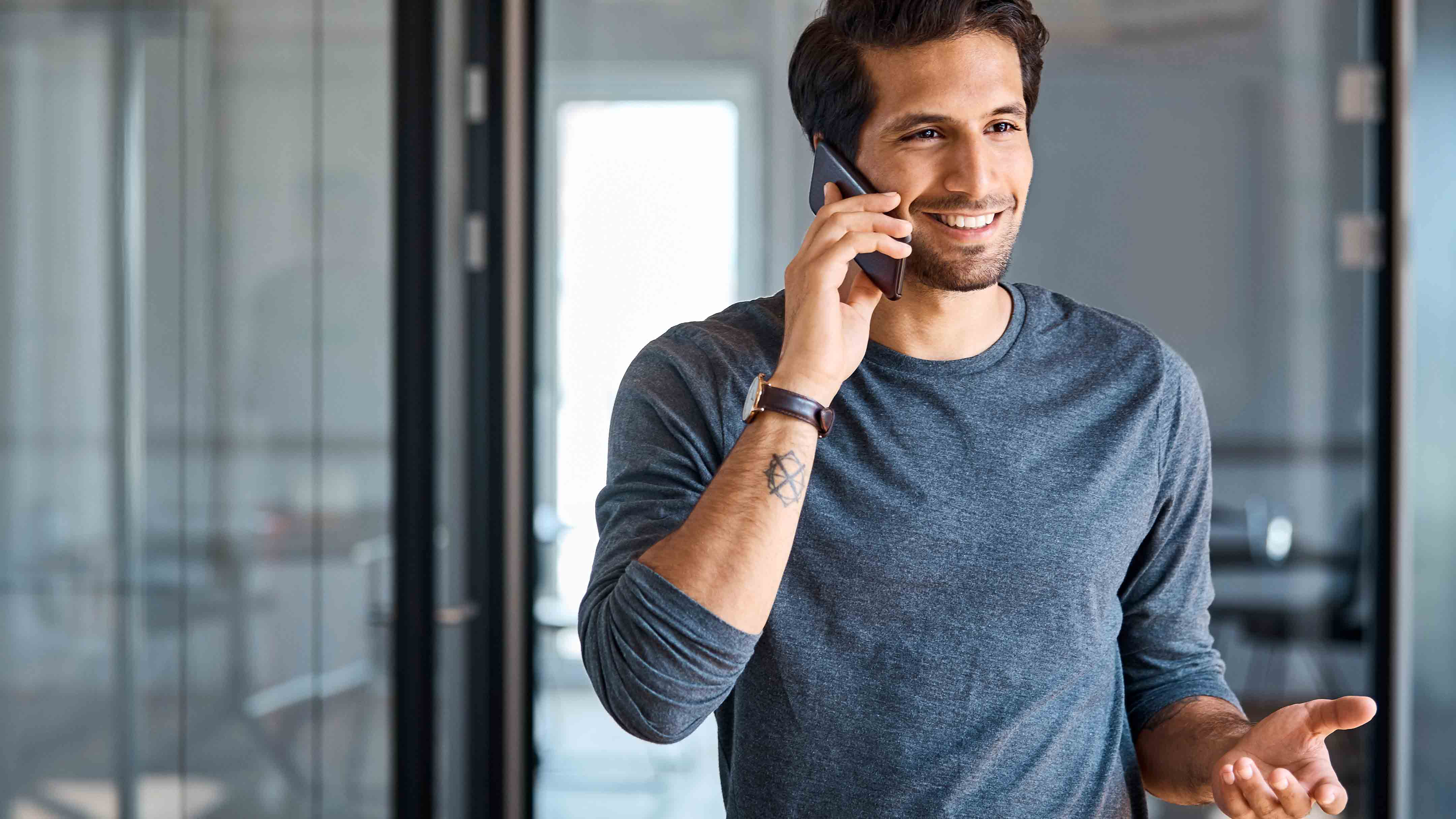 homme en téléphone